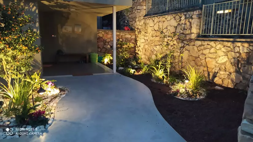 ה`מת גינה בבית פרטי עם תאורת גן